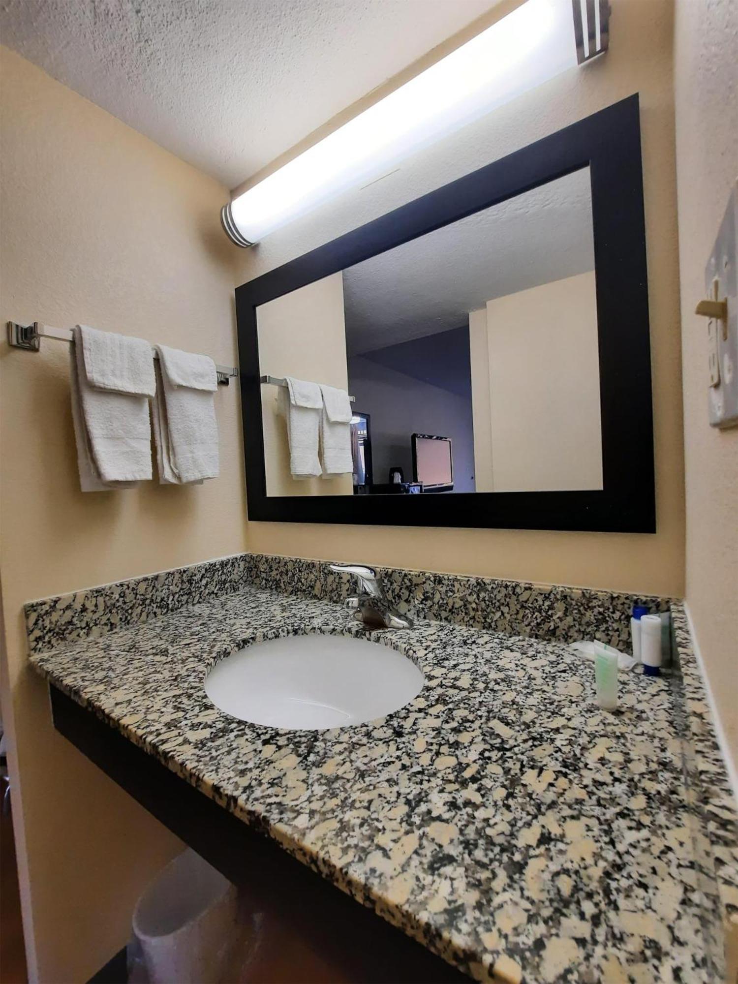 Americas Value Hotel 3*